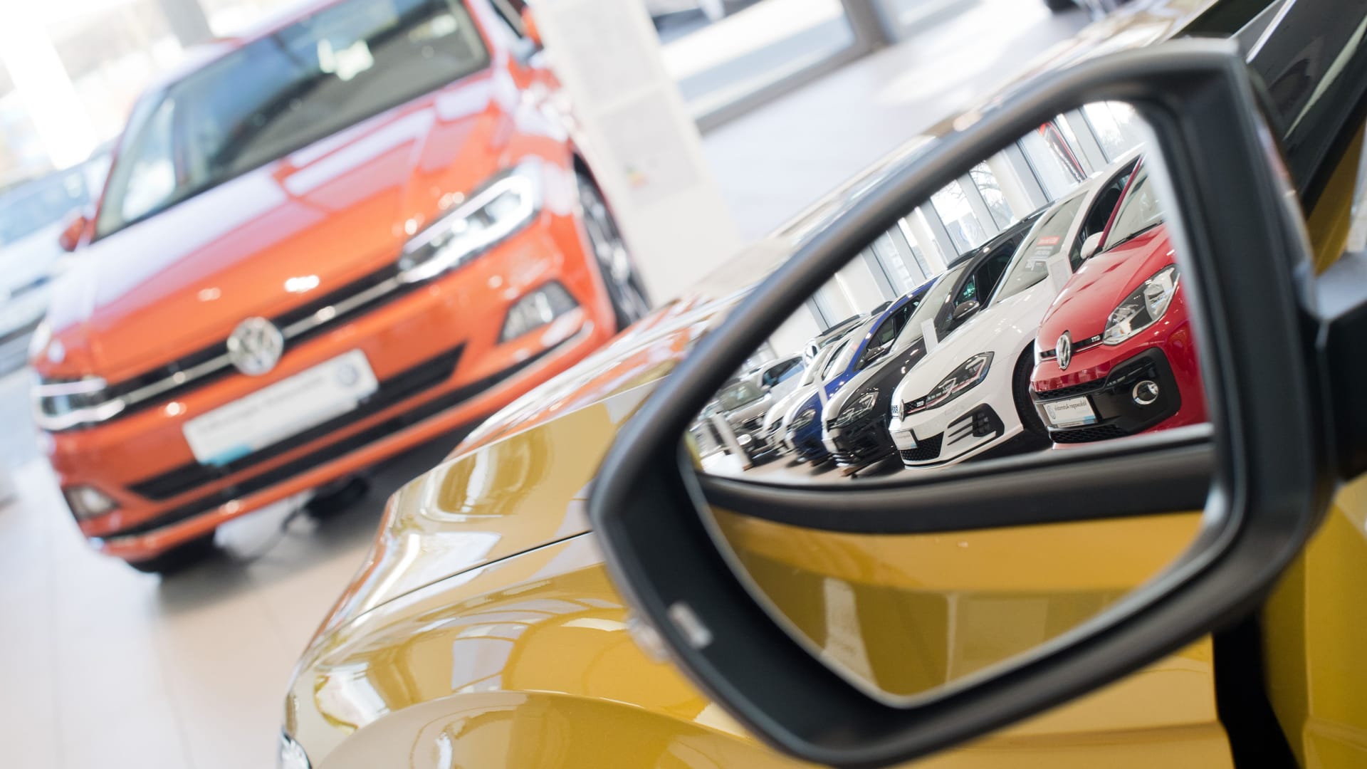 Neuwagen im Autohaus: Käufer erhalten ab Mai mehr Informationen beim Händler.