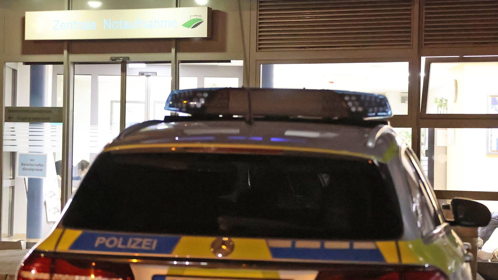 Polizeiauto vor dem Eingang einer Notaufnahme (Symbolbild): laut LKA-Statistik sind Angehörige des Pflegepersonals häufiger betroffen als Ärzte. Polizeiauto vor dem Eingang einer Notaufnahme (Symbolbild): laut LKA-Statistik sind Angehörige des Pflegepersonals häufiger betroffen als Ärzte.