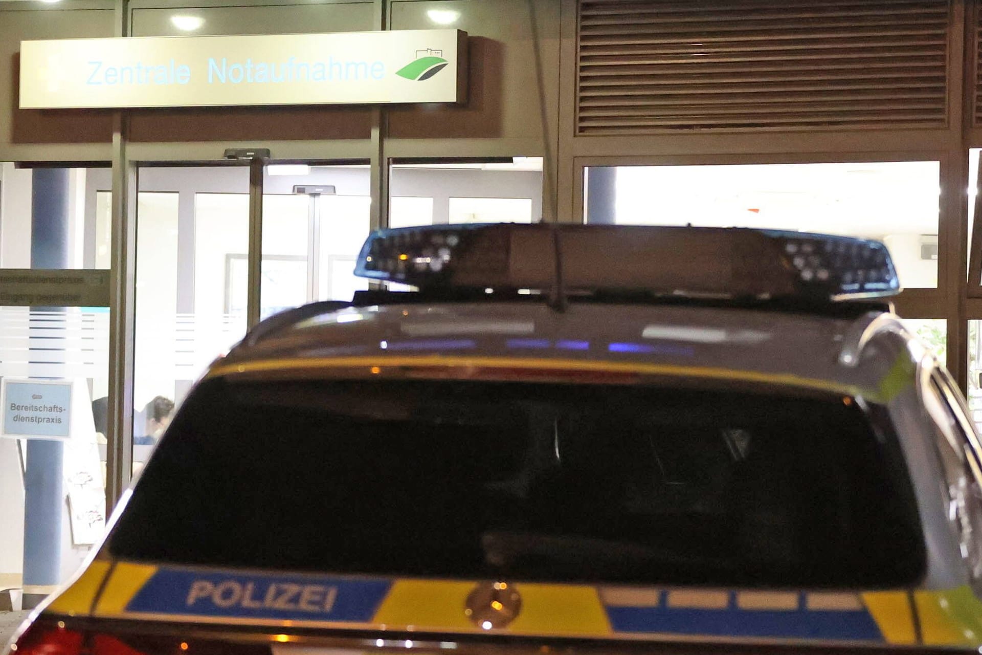 Polizeiauto vor dem Eingang einer Notaufnahme (Symbolbild): laut LKA-Statistik sind Angehörige des Pflegepersonals häufiger betroffen als Ärzte.