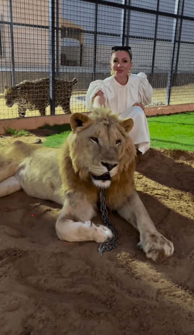 Georgina Fleur zeigt sich auf Instagram mit einem Löwen.