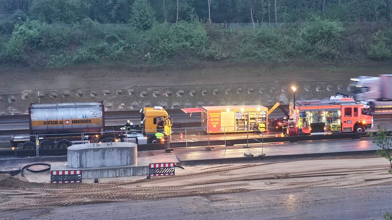 Einsatzkräfte der Feuerwehr an der Unfallstelle: Durch die Kollision wurde der Dieseltank des Lkws beschädigt. Einsatzkräfte der Feuerwehr an der Unfallstelle: Durch die Kollision wurde der Dieseltank des Lkws beschädigt.