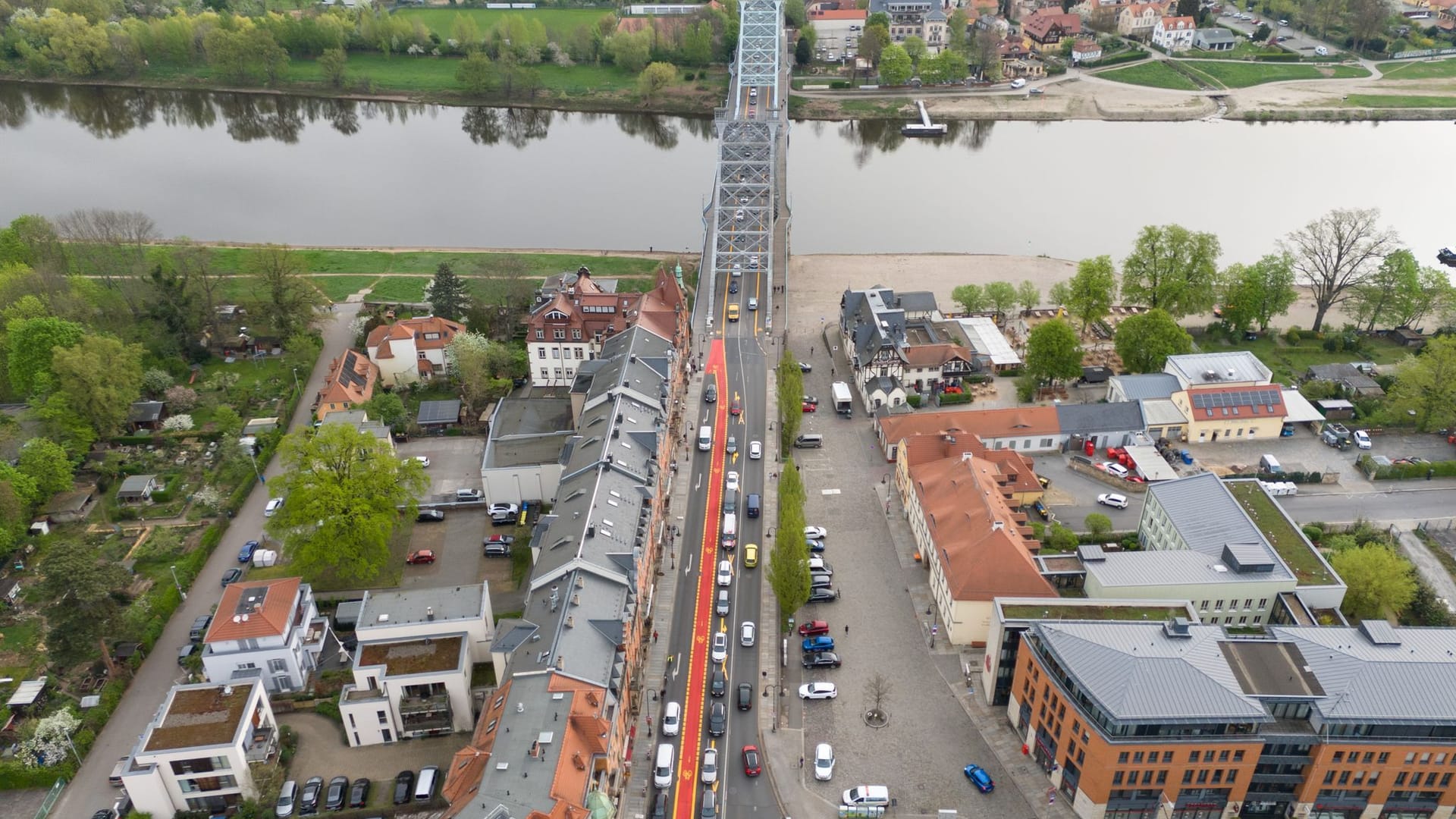 Autos stehen an der Elbbrücke Blaues Wunder an einem rot markierten Radweg