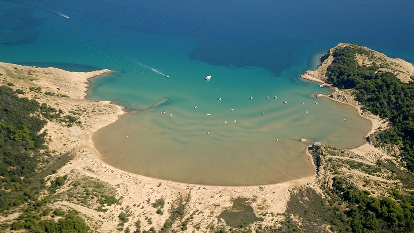 Dank ihres klaren Wassers und der wunderschönen Strände ist die Insel Rab das perfekte Urlaubsziel für Sonnenanbeter.