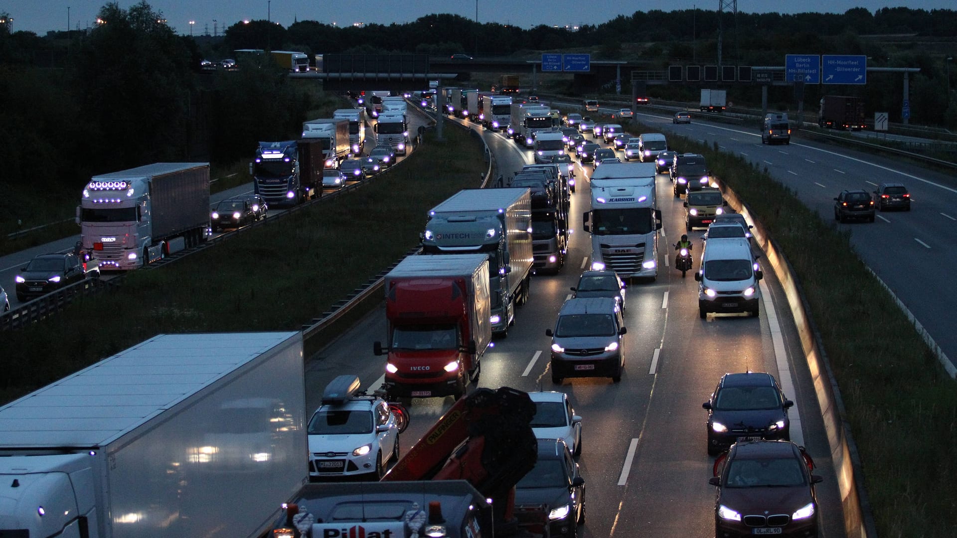 Stau auf der A1 bei Moorfleet (Archivfoto): Hier wird in der nächsten Woche gebaut. Stau auf der A1 bei Moorfleet (Archivfoto): Hier wird in der nächsten Woche gebaut.