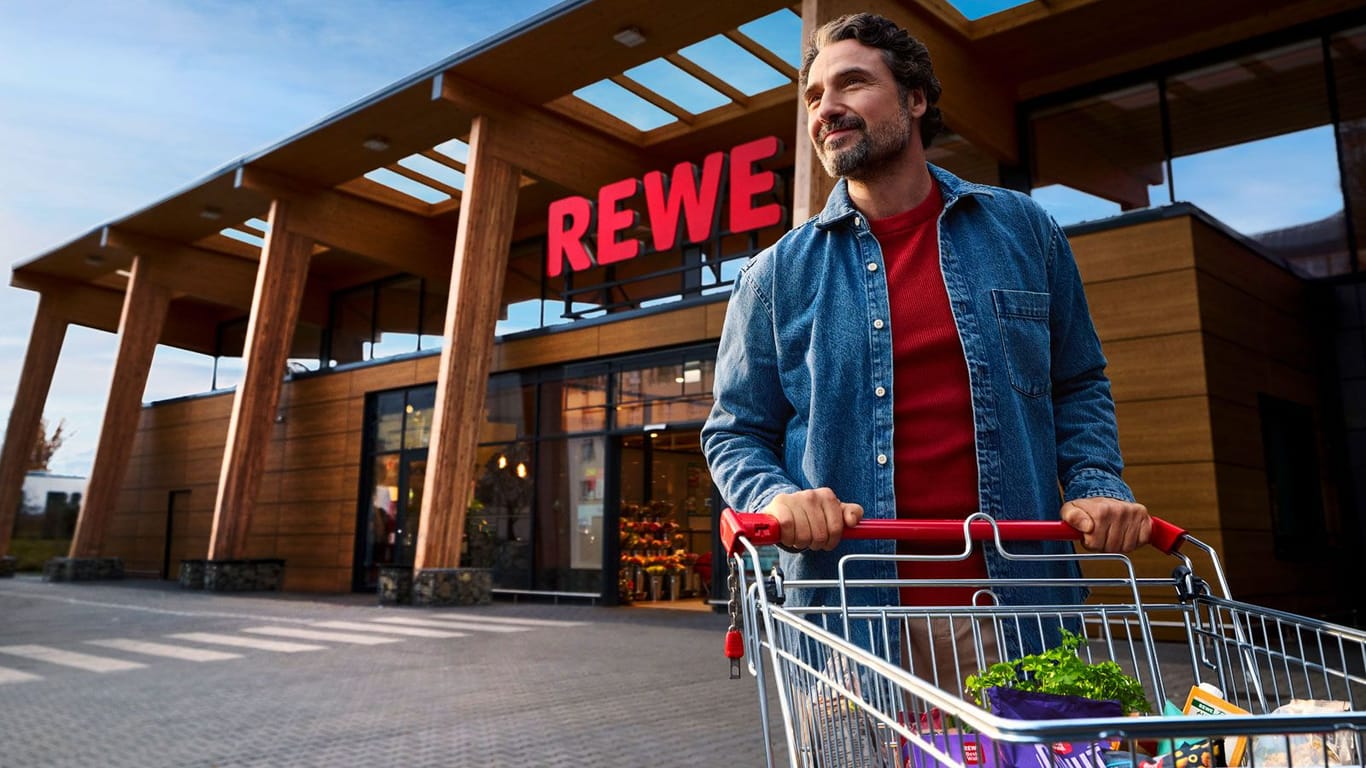 Supermarkt grün gedacht – die neuen REWE Märkte sehen nicht nur modern und chic aus, sie verbrauchen auch viel weniger Energie.