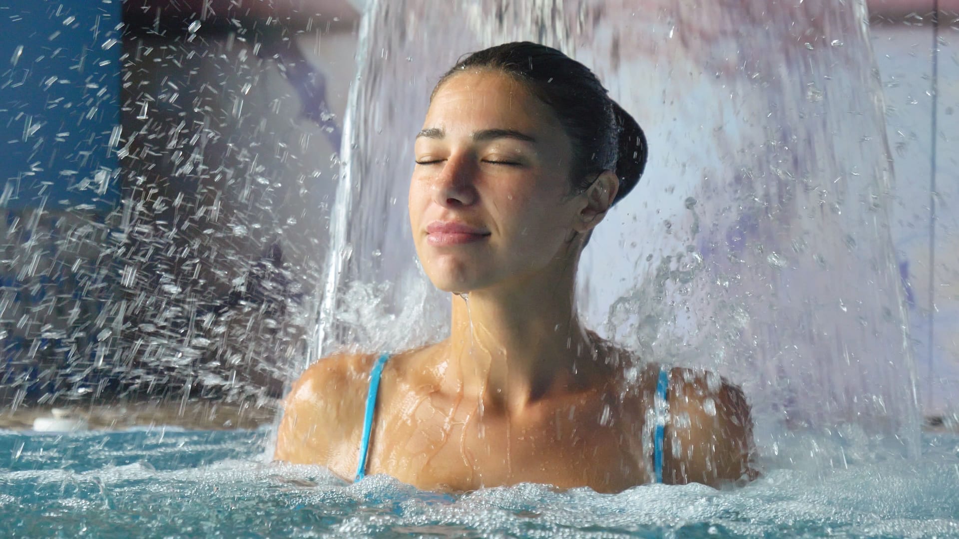 Frau entspannt sich in einer Therme.