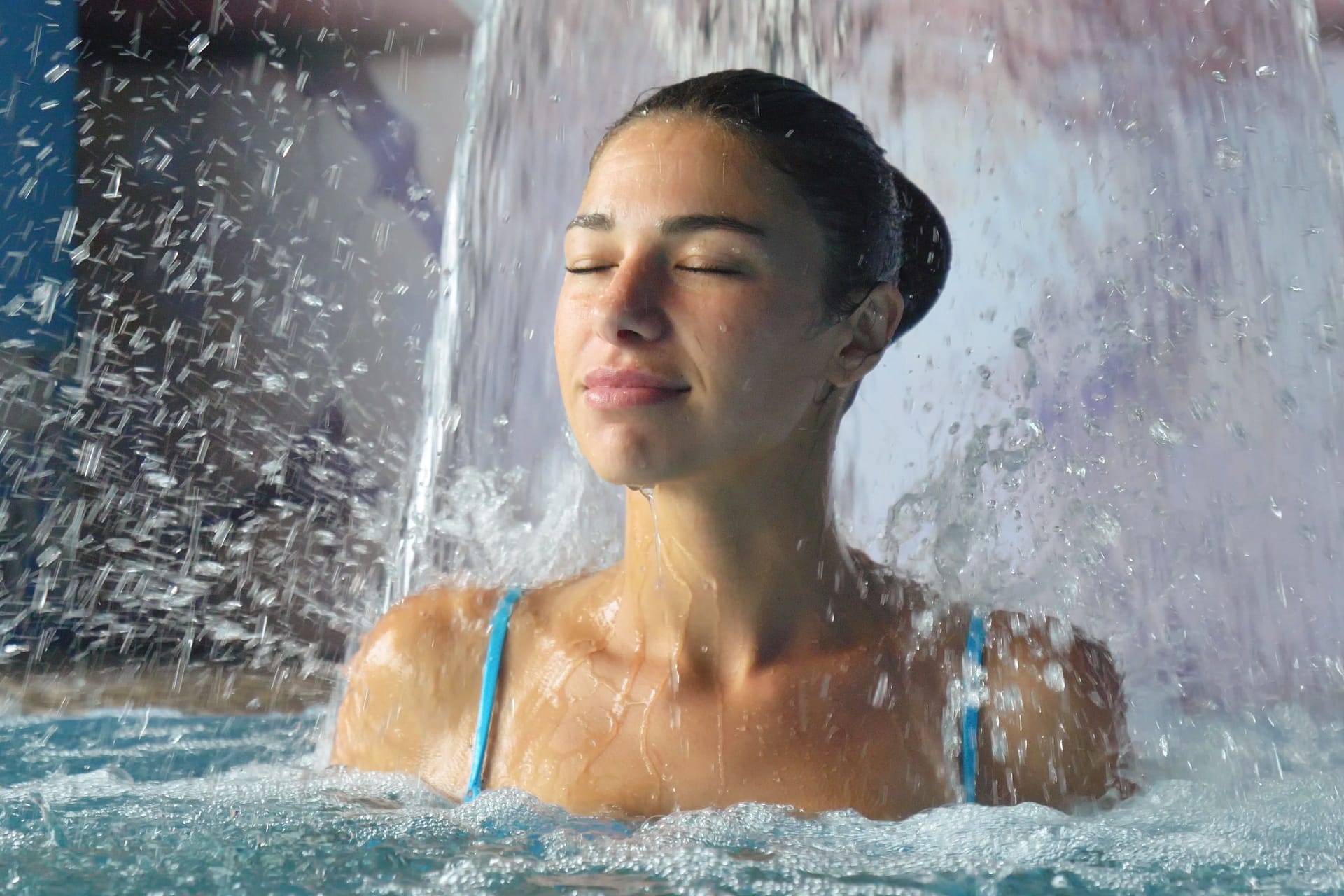 Frau entspannt sich in einer Therme.