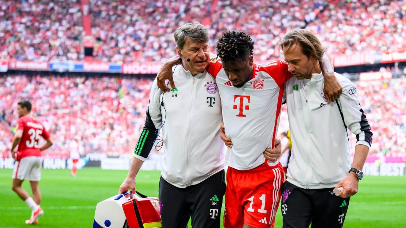 Wieder verletzt: Bayern-Star Kingsley Coman muss vom Feld transportiert werden.