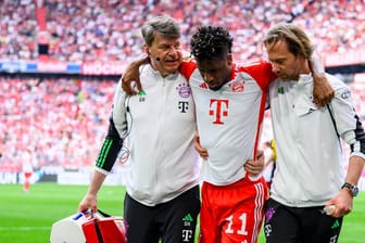 Wieder verletzt: Bayern-Star Kingsley Coman muss vom Feld transportiert werden.