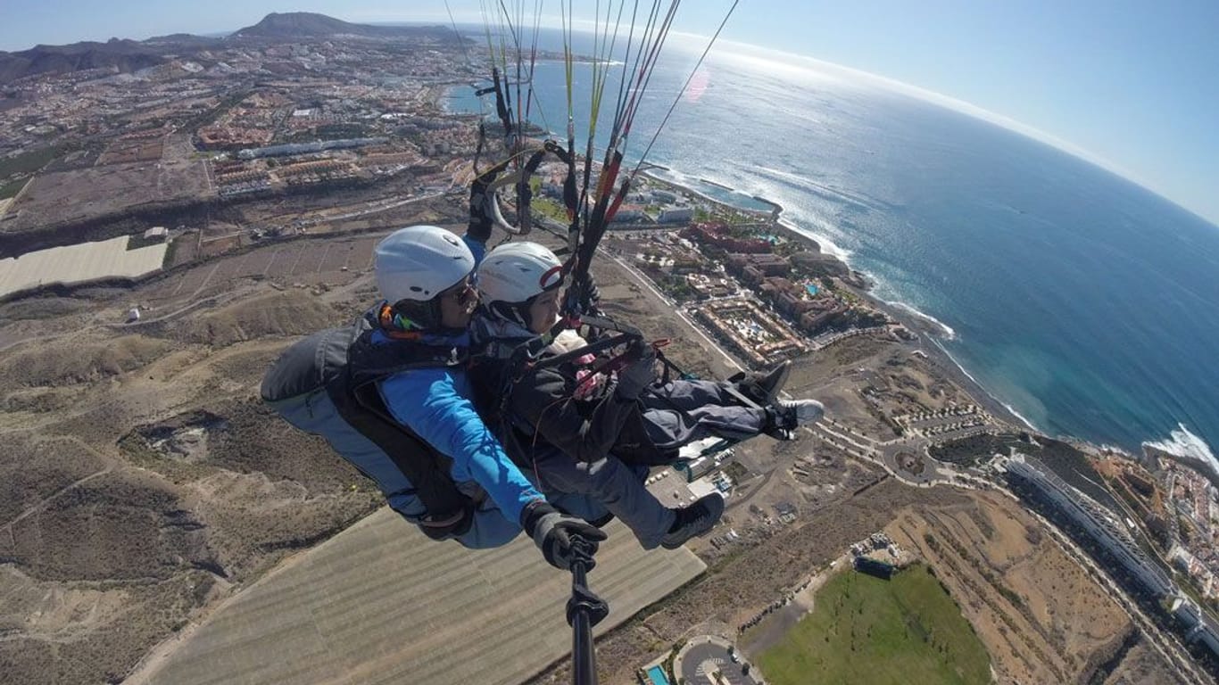 Ein Gefühl völliger Freiheit: Simone Lai beim Tandem-Paragliding auf Teneriffa.