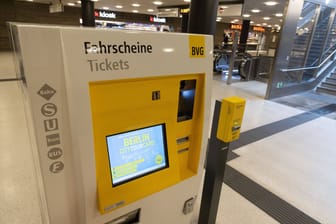 DEU, Deutschland, Berlin, 04.11.2021: U-Bahnhof Unter den Linden. Fahrscheinautomat