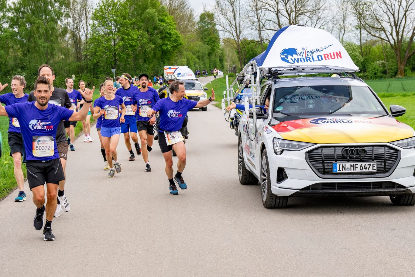 Teilnehmer werden beim Wings for Life World Run in München vom "Catcher Car" eingeholt.