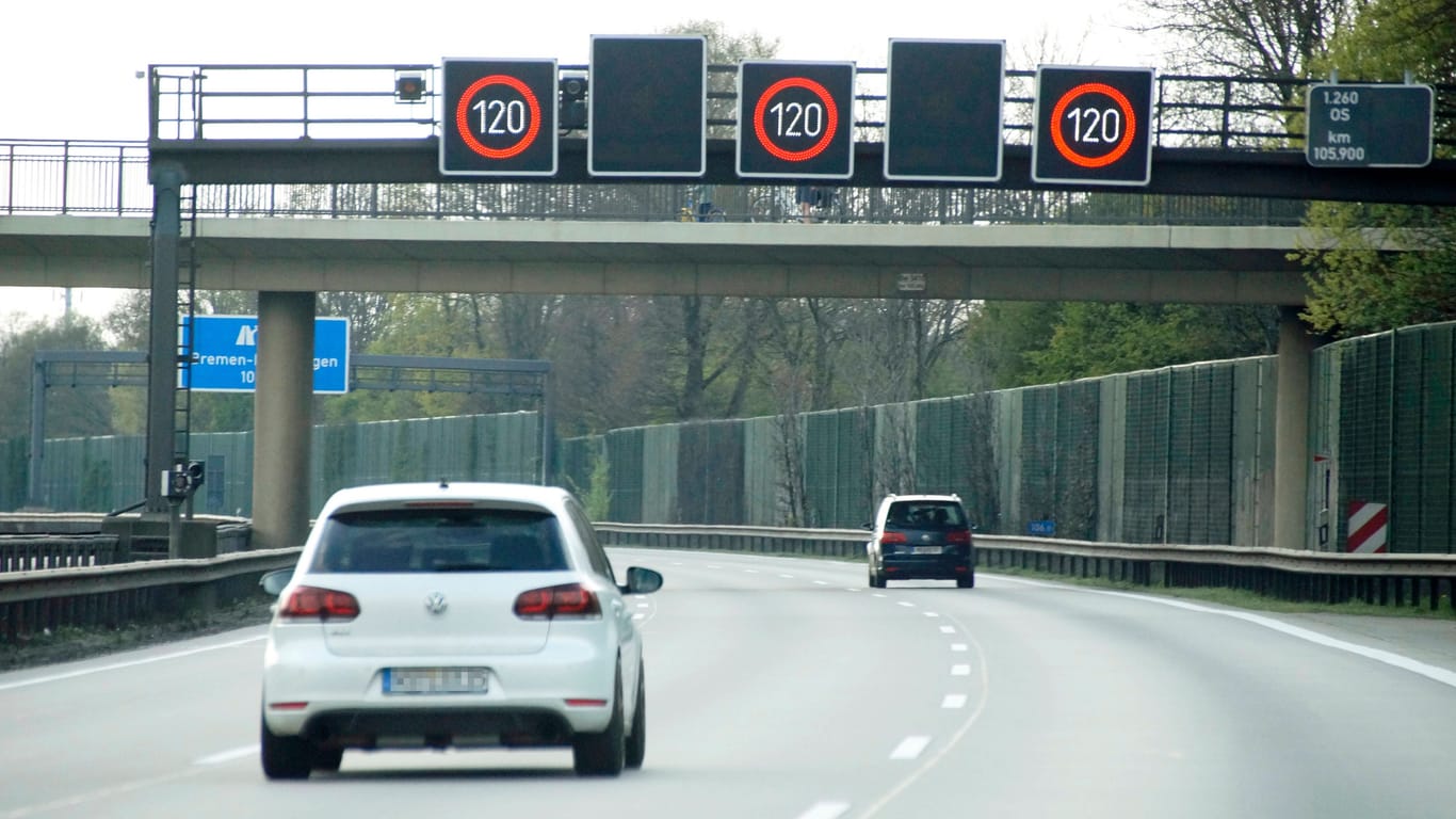 Verkehrsbeeinflussungsanlage: Sie kann die erlaubte Höchstgeschwindigkeit senken, wenn es nötig ist (etwa bei Glätte).