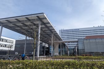 Eingang ins Hauptgebäude des Universitätsklinikums in Frankfurt am Main