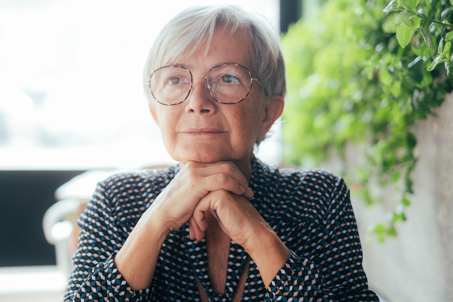 Portrait einer älteren Frau mit kurzen Haaren