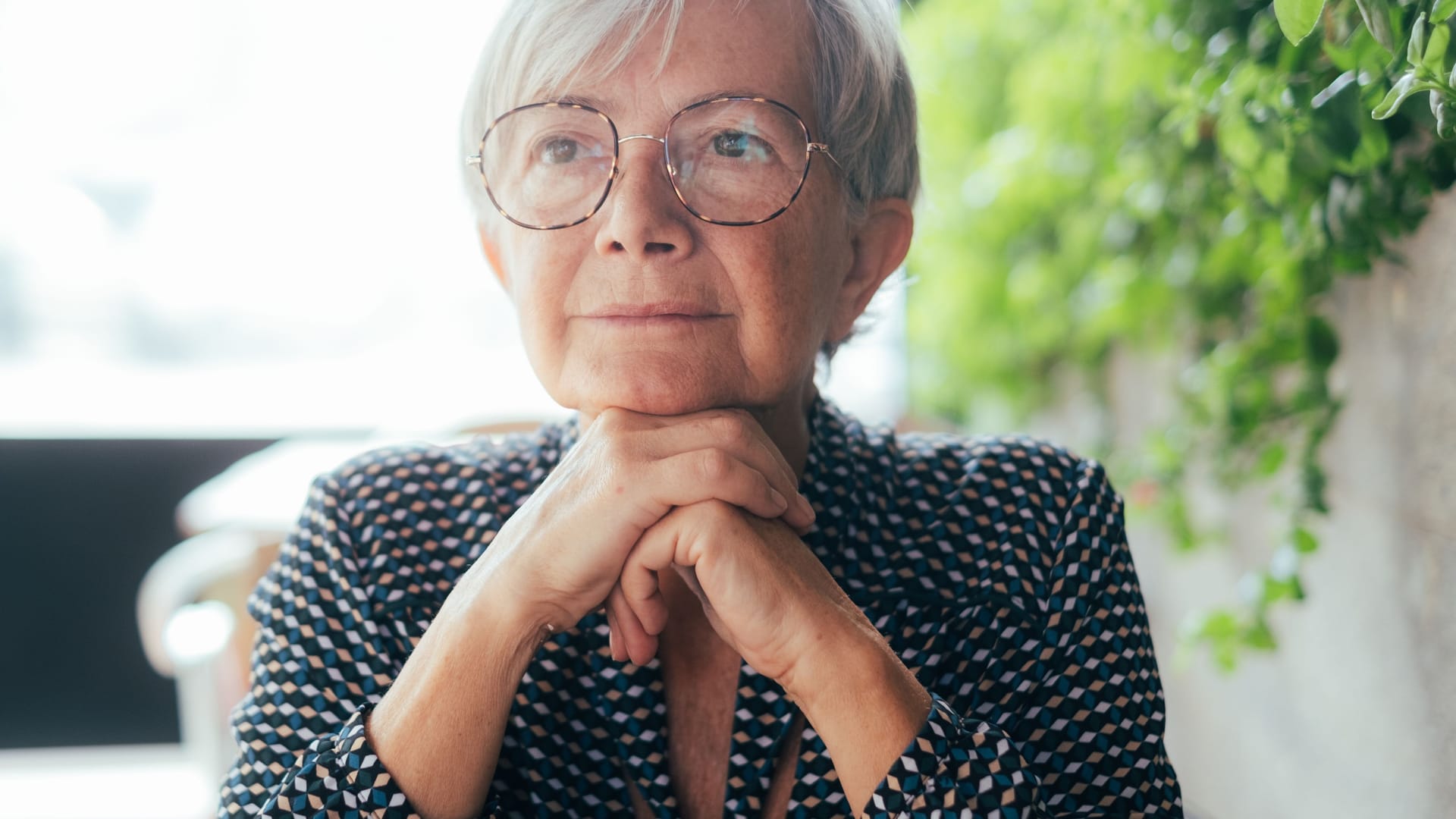 Portrait einer älteren Frau mit kurzen Haaren