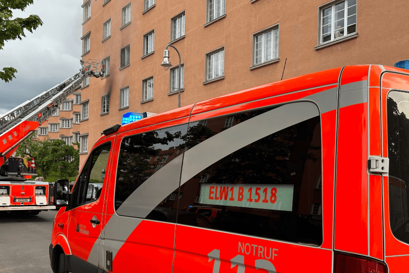 Rettungseinsatz in der Eisackstraße: Auch zwei Tiere wurden laut der Feuerwehr gerettet.