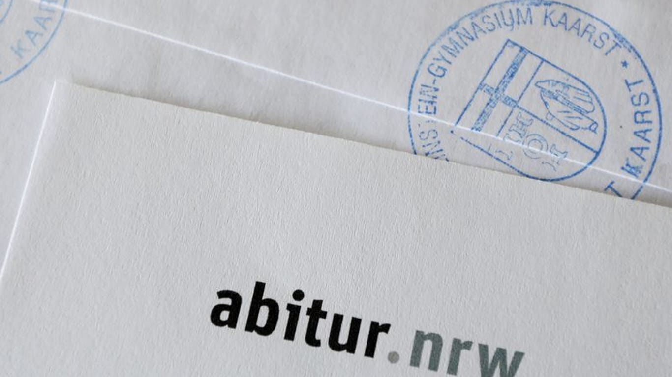 Ein Umschlag mit den Prüfungsaufgaben (Symbolbild): In NRW beginnen heute die Abiturprüfungen.