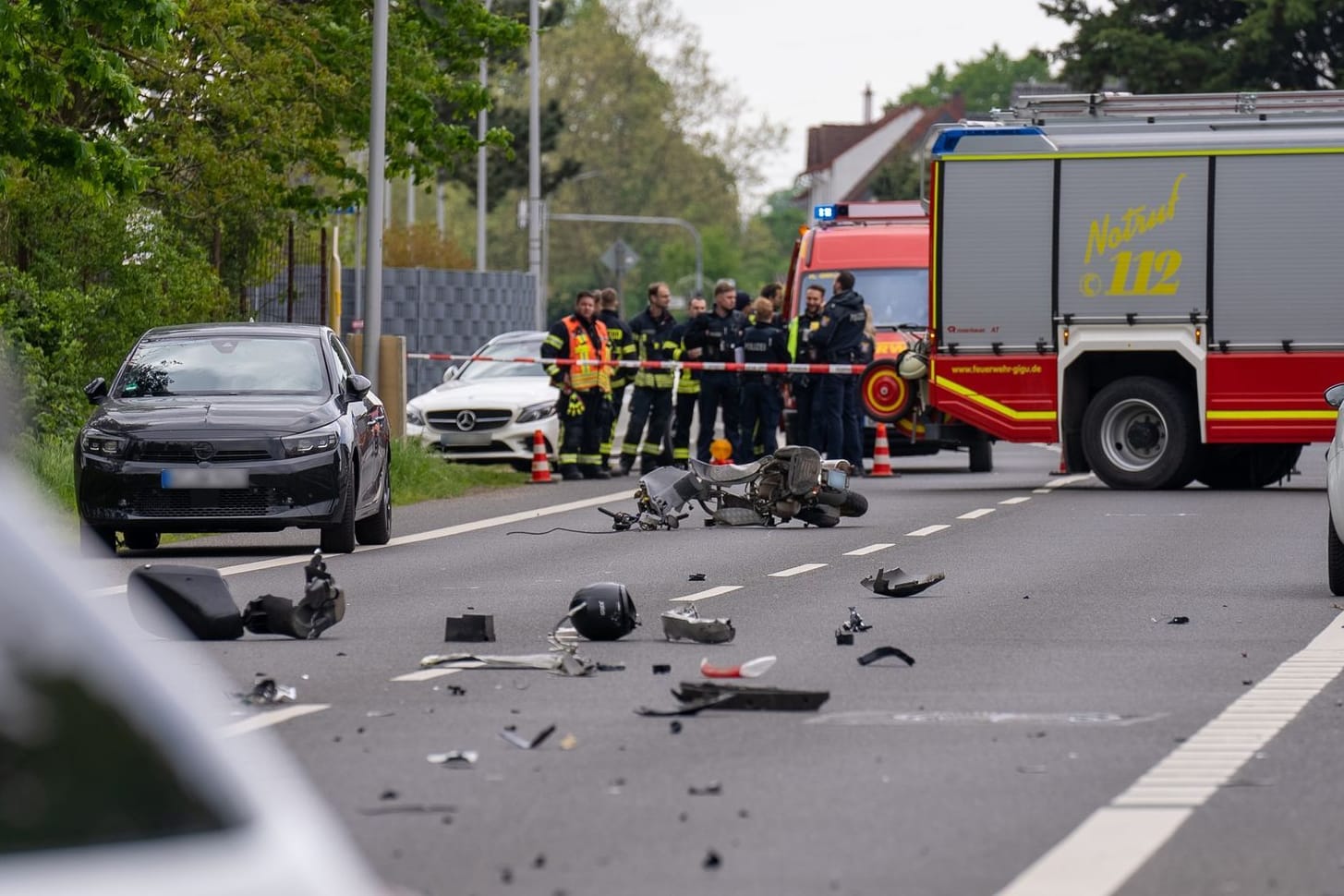 Feuerwehrleute sind an der Unfallstelle:. Ein Rollerfahrer ist in Bischofsheim von einem Streifenwagen angefahren und tödlich verletzt worden. 1