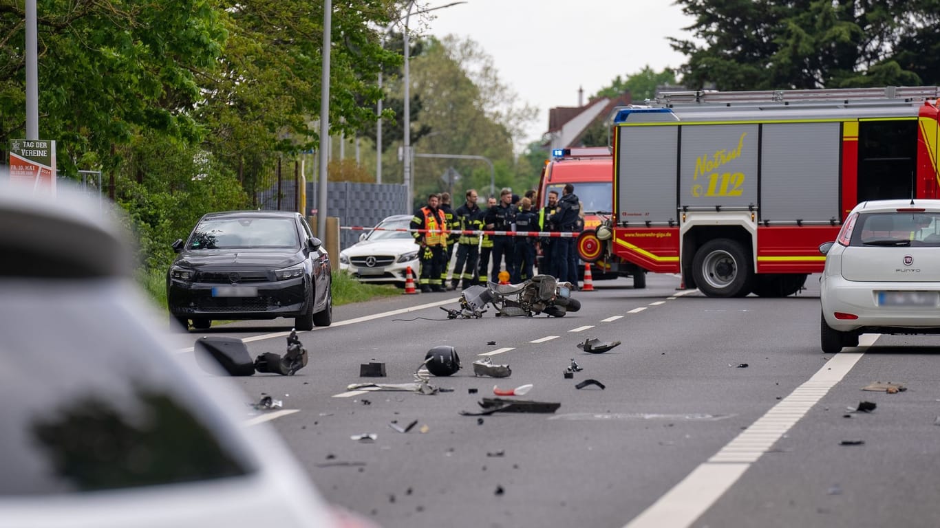 Feuerwehrleute sind an der Unfallstelle:. Ein Rollerfahrer ist in Bischofsheim von einem Streifenwagen angefahren und tödlich verletzt worden. 1