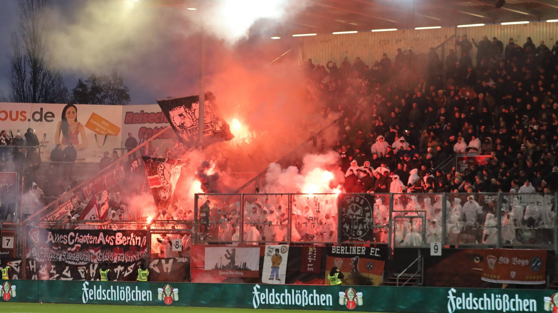 Pyro der BFC-Fans im November beim Auswärtsspiel in Cottbus (Archivbild): Der Verein reagiert nun auf Strafen für das Abbrennen von Pyrotechnik.