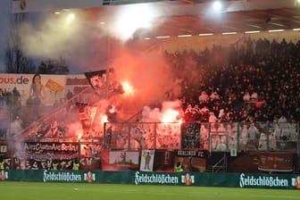 Pyro der BFC-Fans im November beim Auswärtsspiel in Cottbus (Archivbild): Der Verein reagiert nun auf Strafen für das Abbrennen von Pyrotechnik.