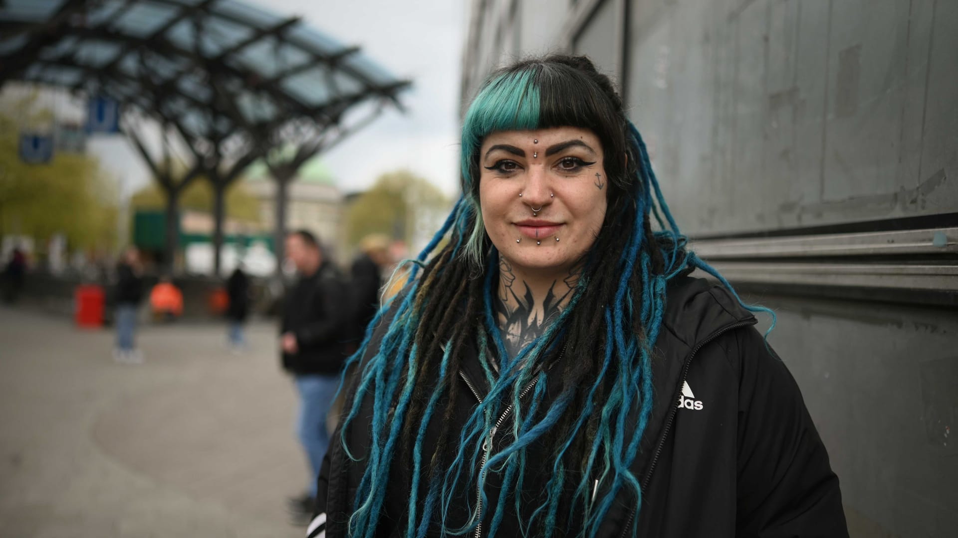 Nana (30) fühlt sich am Hauptbahnhof Hamburg sicher.