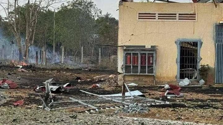 Ein bei der Explosion in einem kambodschanischen Munitionsdepot zerstörtes Gebäude. Ein bei der Explosion in einem kambodschanischen Munitionsdepot zerstörtes Gebäude.