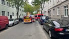 In der Dortmunder Nordstadt ist ein Kleinkind aus dem Fenster einer Wohnung in der Alsenstraße gefallen. Polizei und Feuerwehr sind im Einsatz.