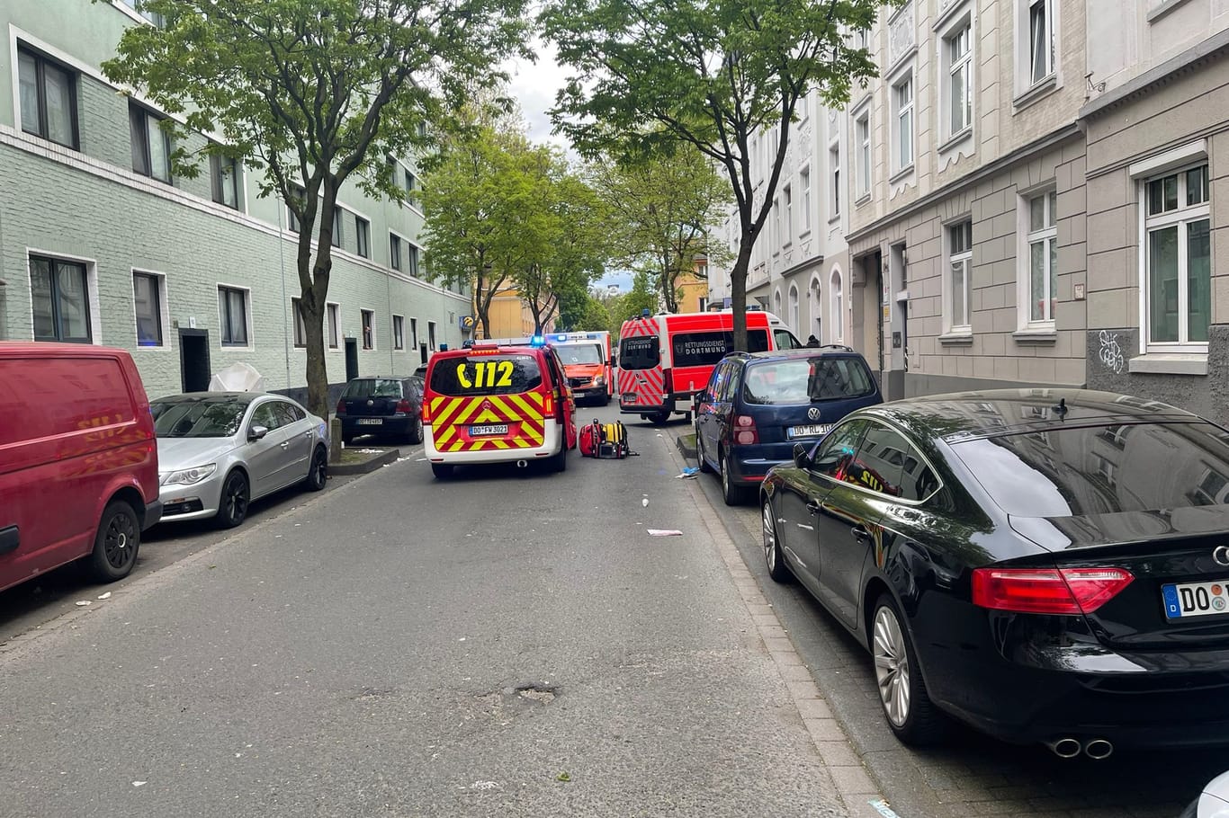 In der Dortmunder Nordstadt ist ein Kleinkind aus dem Fenster einer Wohnung in der Alsenstraße gefallen. Polizei und Feuerwehr sind im Einsatz.