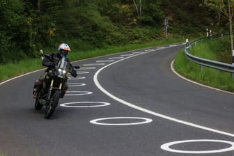 Verkehrsversuch mit Kurvenmarkierung für Motorradfahrer