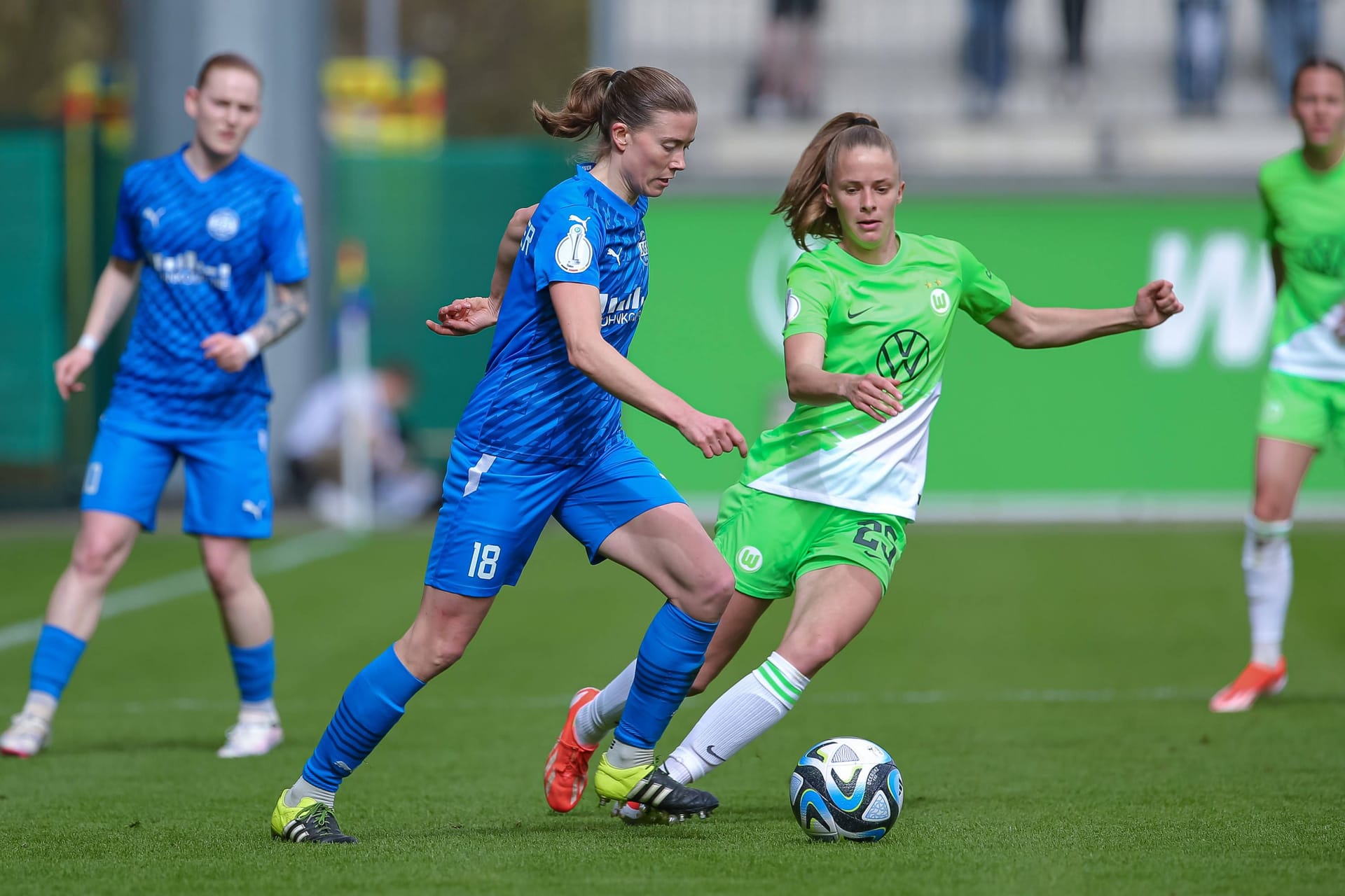 Lena Ostermeier und Vivien Endemann (r.): Die Wolfsburgerin feierte im Februar ihr DFB-Debüt.