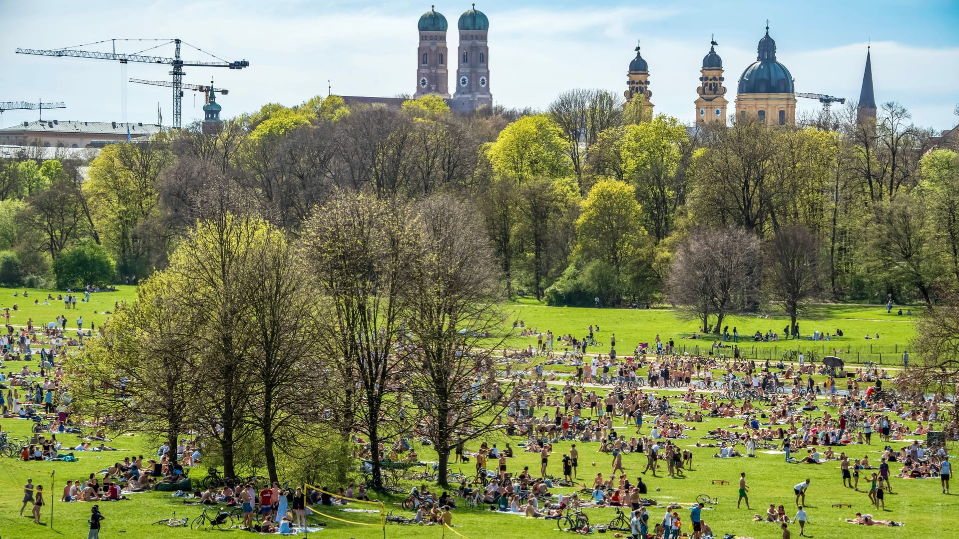 Volle Wiesen im Englischen Garten am Wochenende: Auf den großen Liegewiesen tummelten sich hunderte Sonnenanbeter.