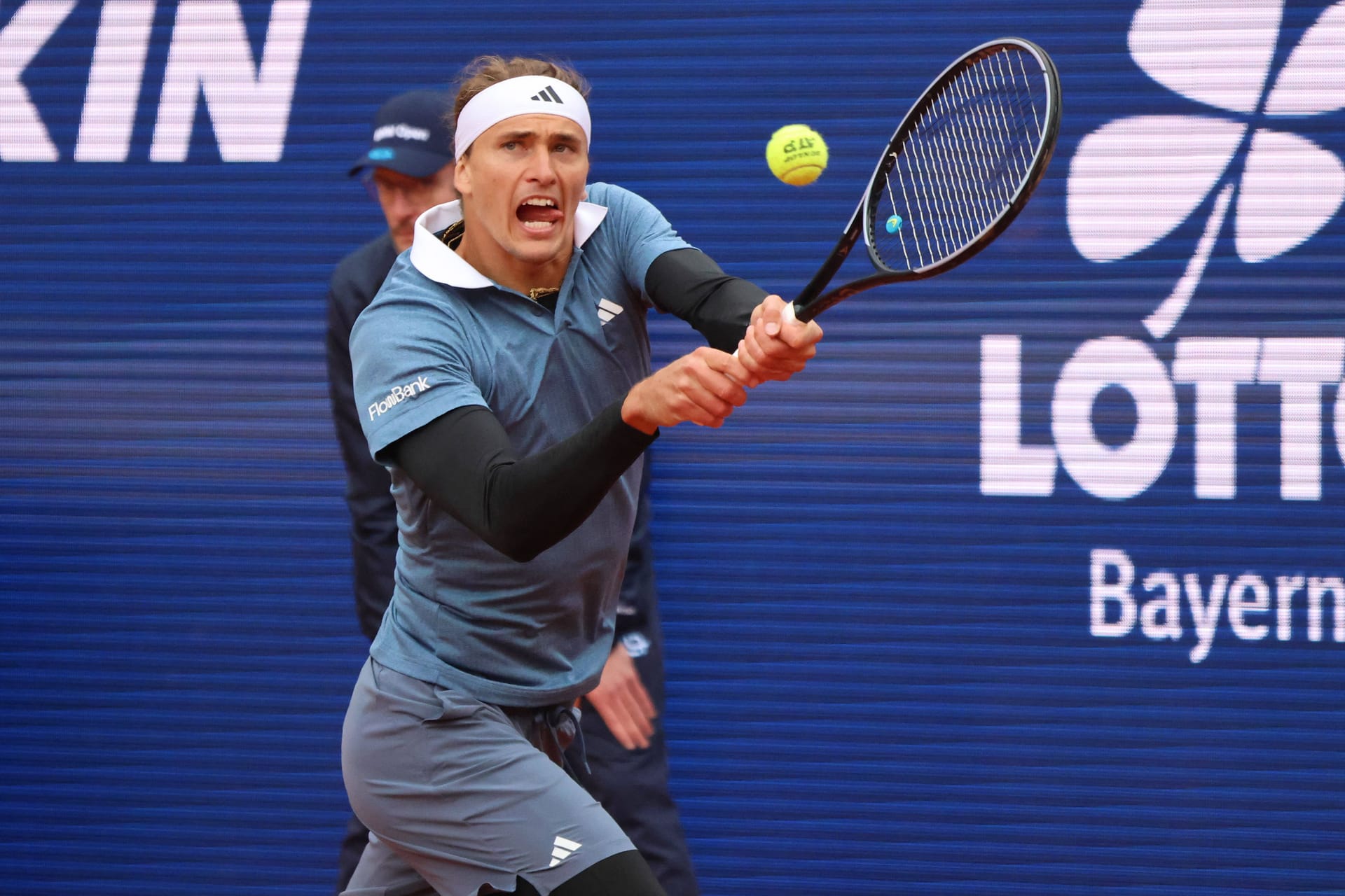 Alexander Zverev während seines Auftaktmatches bei den BMW Open: Das Duell mit dem Österreicher Jurij Rodionov musste wetterbedingt zweimal unterbrochen werden.