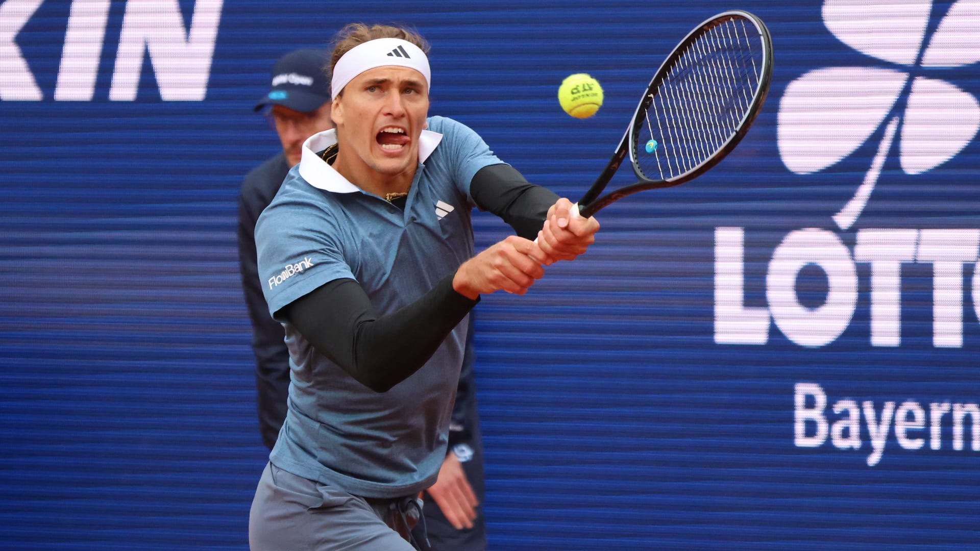 Alexander Zverev während seines Auftaktmatches bei den BMW Open: Das Duell mit dem Österreicher Jurij Rodionov musste wetterbedingt zweimal unterbrochen werden.