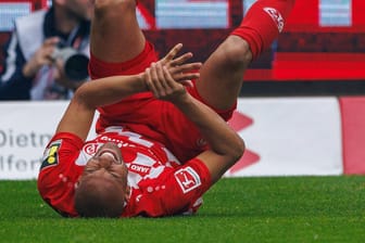 Karim Onisiwo hält sich die Hand: Der Stürmer steht Mainz vorerst nicht zur Verfügung.