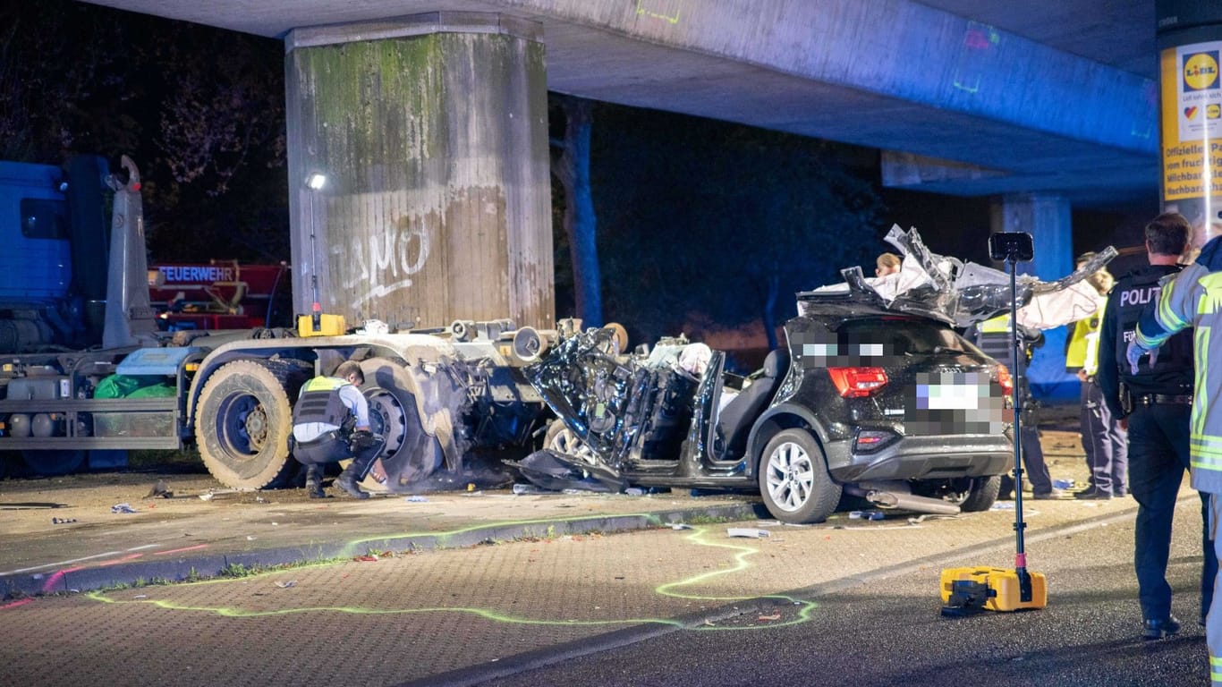 Unfallstelle im Bilderstöckchen: Der Fahrer des Miet-Audis wurde schwer verletzt in eine Klinik gebracht.