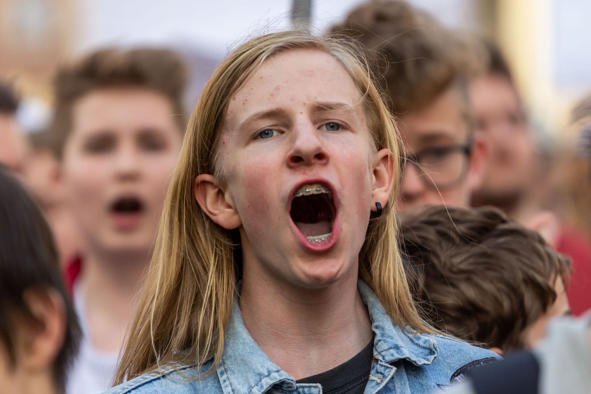 Viele junge Menschen schauen kritisch in die Zukunft.