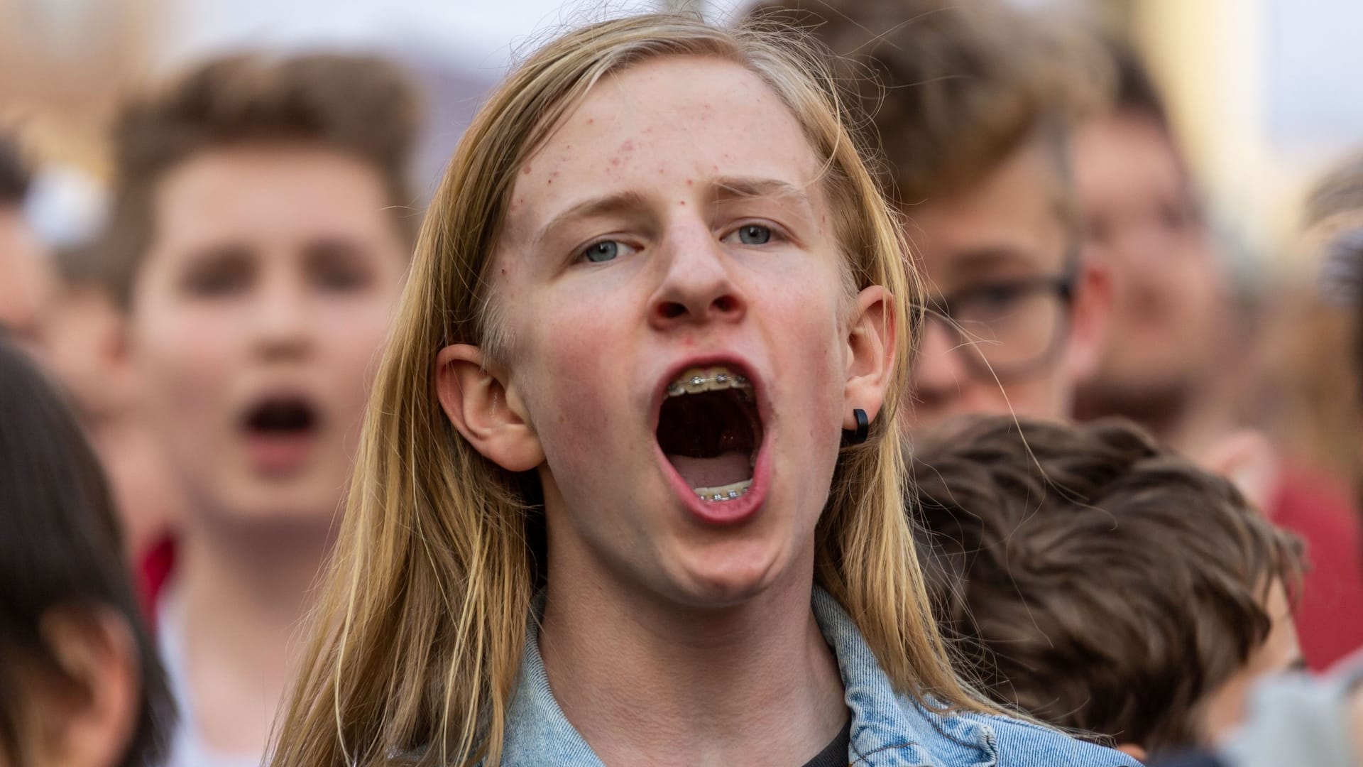 Viele junge Menschen schauen kritisch in die Zukunft.