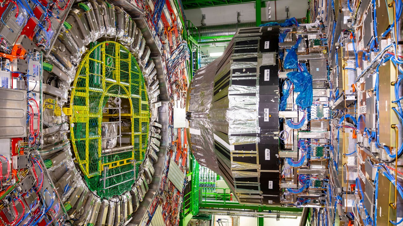 Blick in den großen Teilchenbeschleuniger "Large Hadron Collider" in Cern: Die Theorie zum Masse-Teilchen erdachte Higgs mit Kollegen im Jahr 1964.