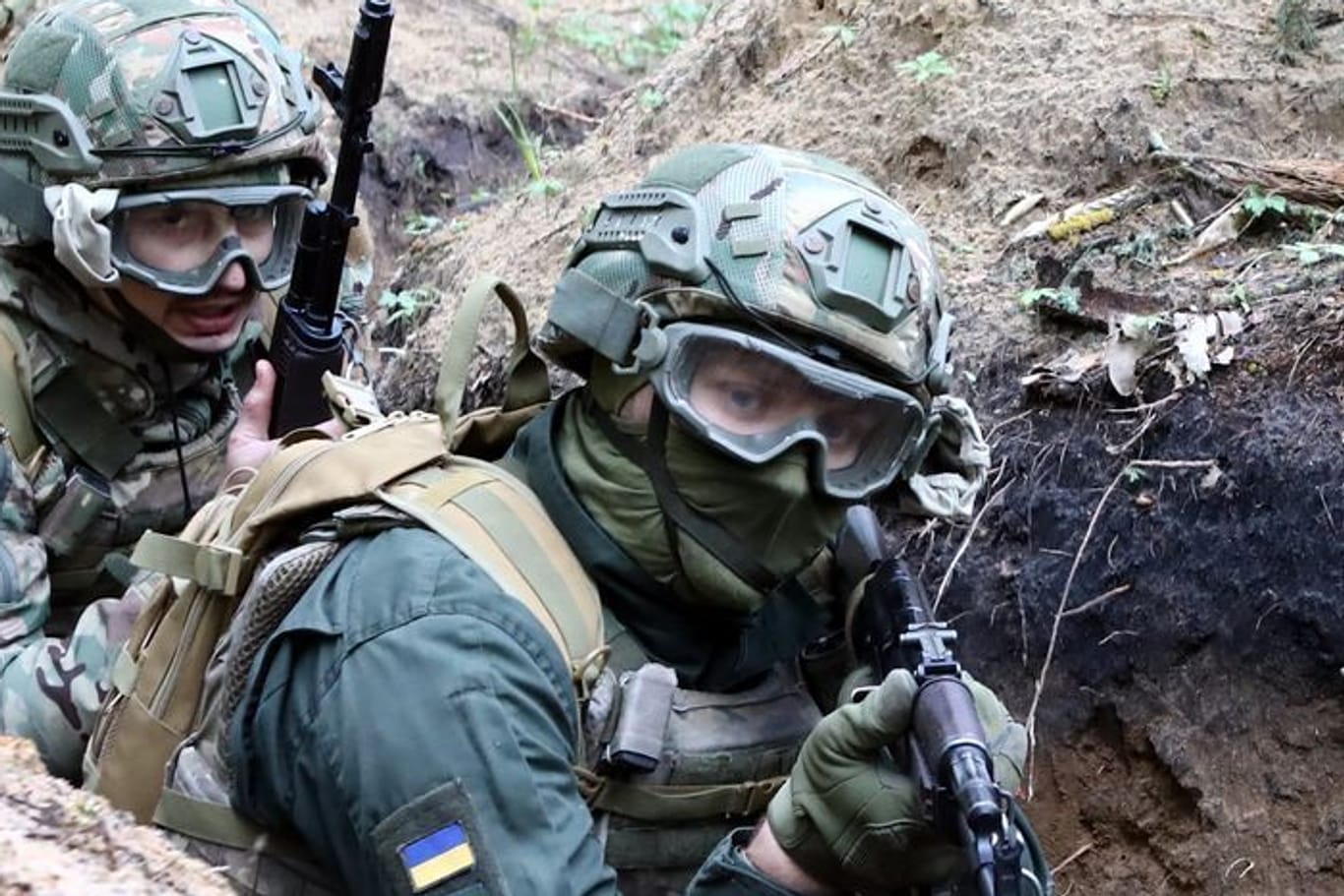 Ukrainische Soldaten paarweise die Räumung eines Schützengrabens vom Feind (Archivbild).
