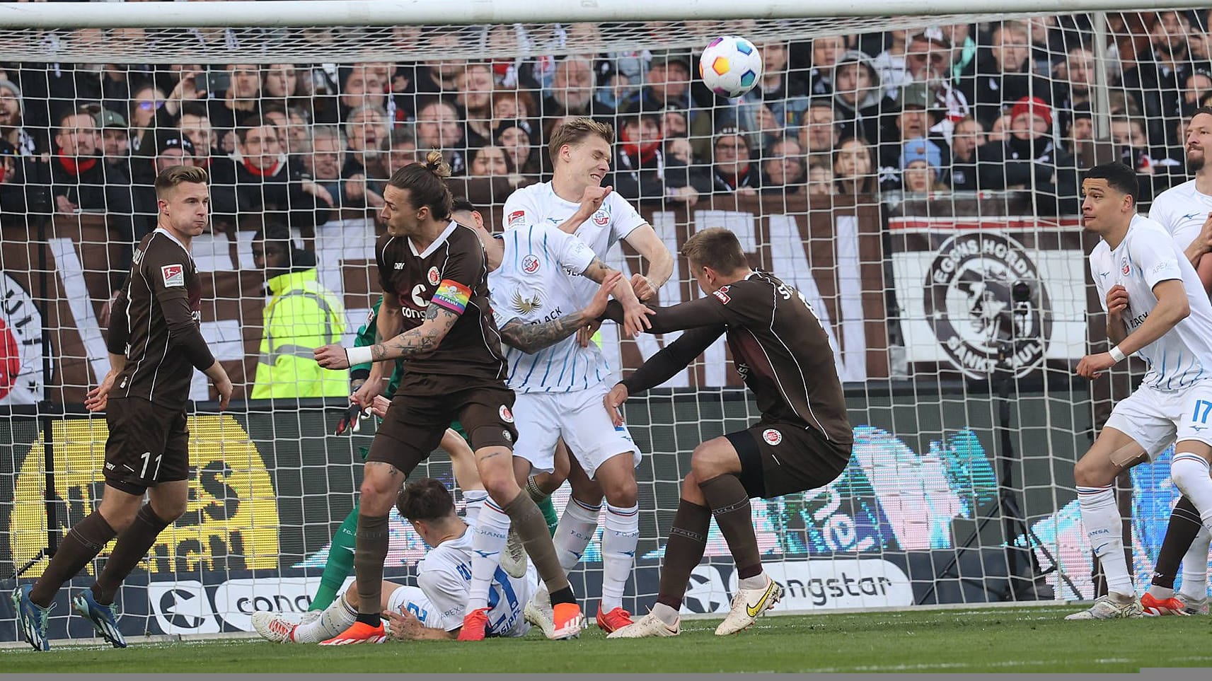 Goldenes Tor: Jackson Irvine (li.) erzielt das 1:0 des FC St. Pauli gegen Hansa Rostock.