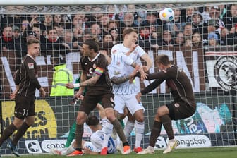Goldenes Tor: Jackson Irvine (li.) erzielt das 1:0 des FC St. Pauli gegen Hansa Rostock.