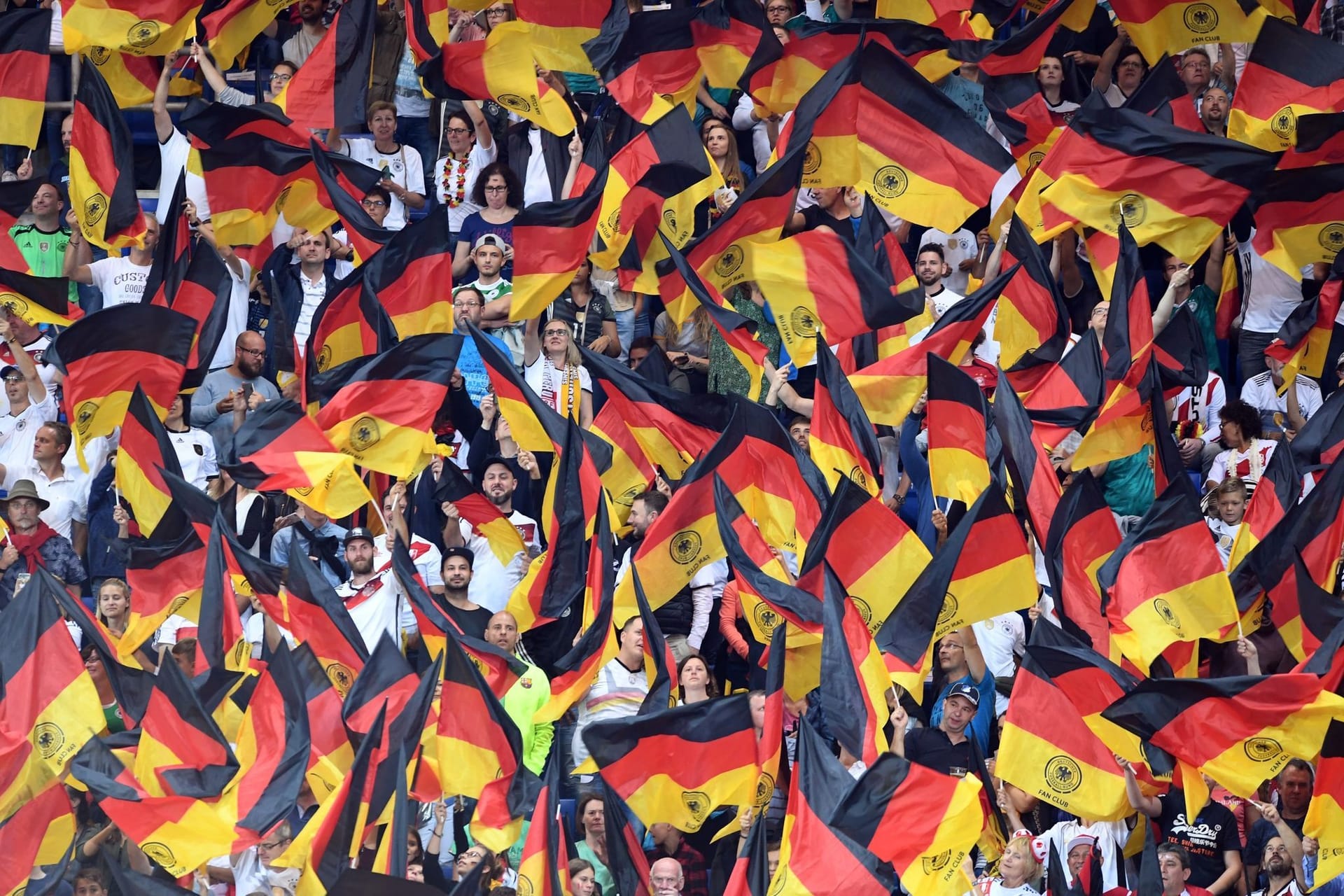 Deutschlandfahnen im Stadion