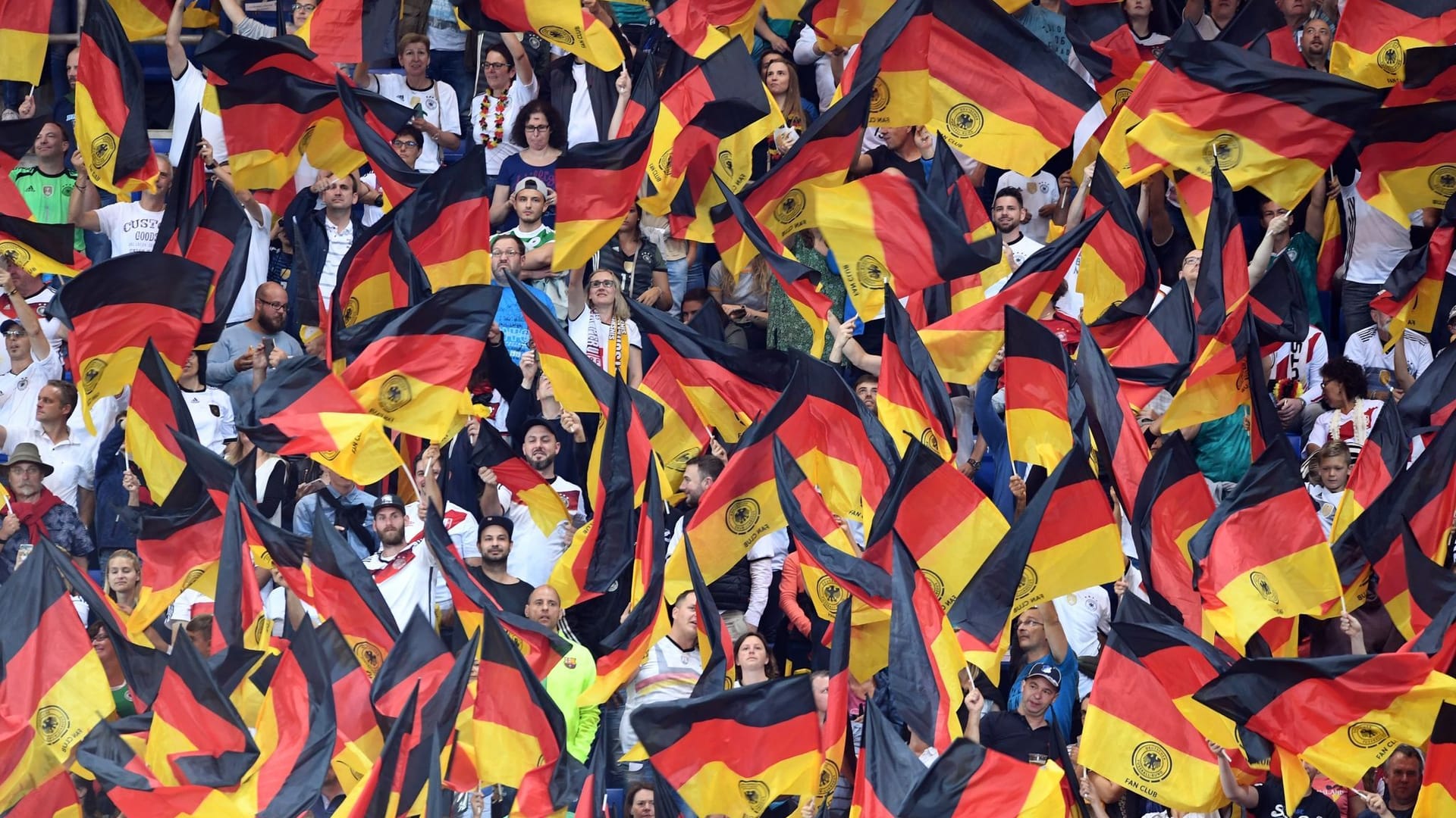 Deutschlandfahnen im Stadion