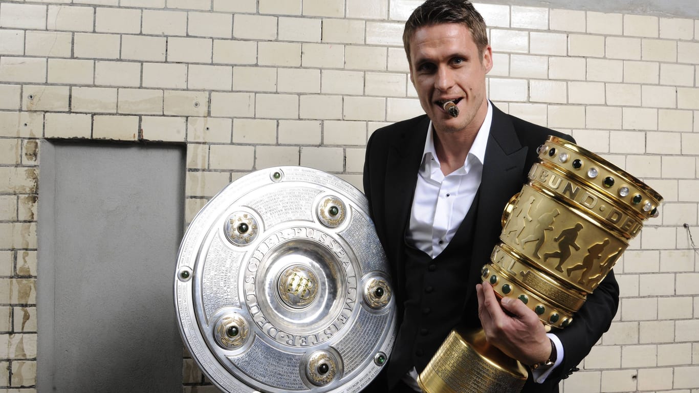 Sebastian Kehl im Jahr 2012 mit Meisterschale und DFB-Pokal: Seitdem hat sich viel verändert.
