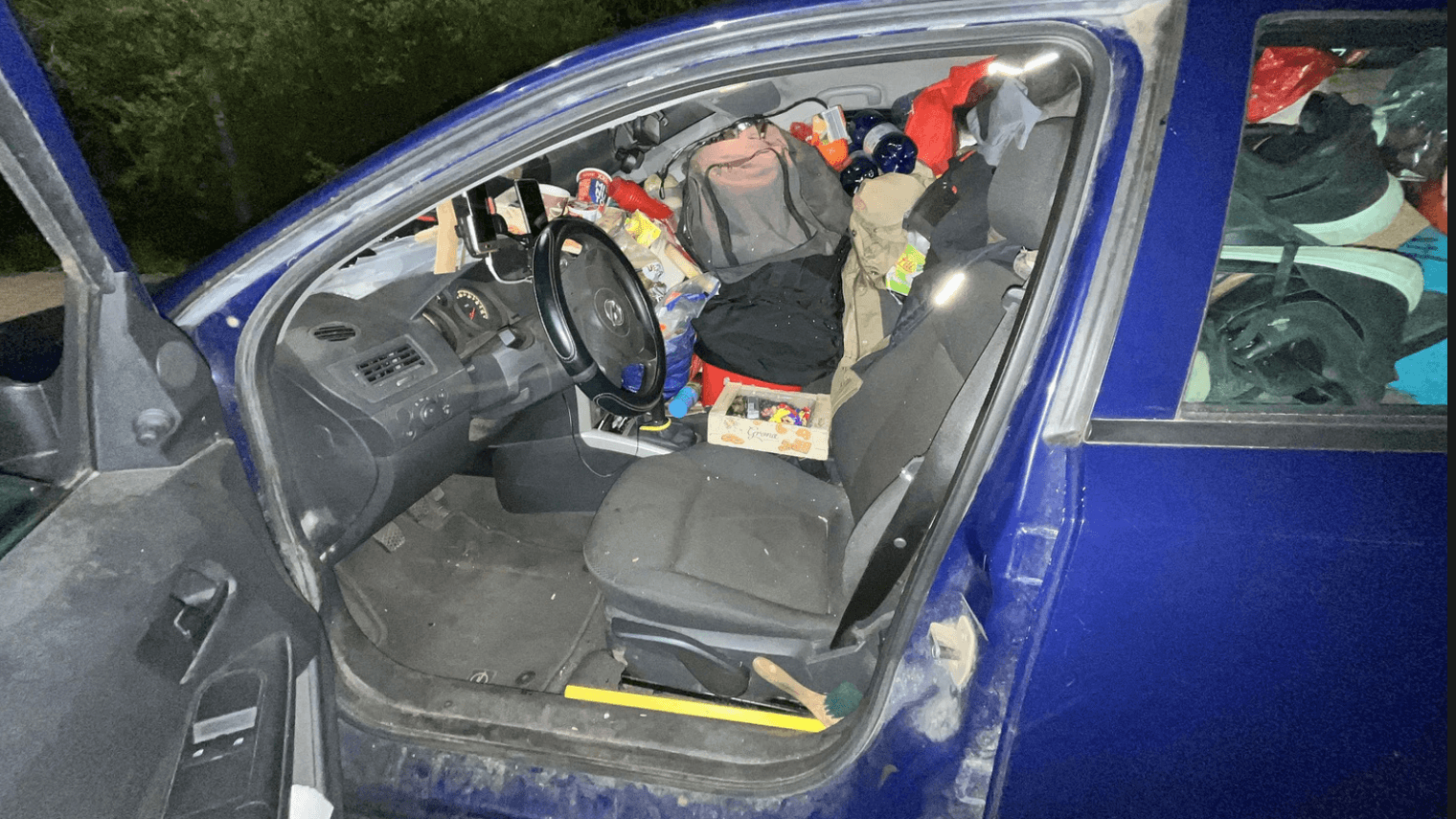 Thüringen: Polizei stoppt komplett zugemülltes Auto