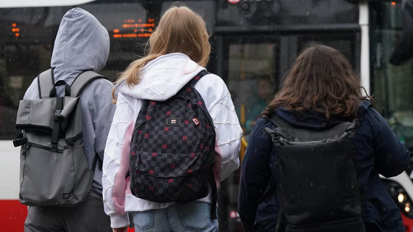 Schülerinnen und Schüler steigen in einen Bus (Symbolbild): In Hamburg bekommen sie bald ein kostenloses Deutschlandticket.