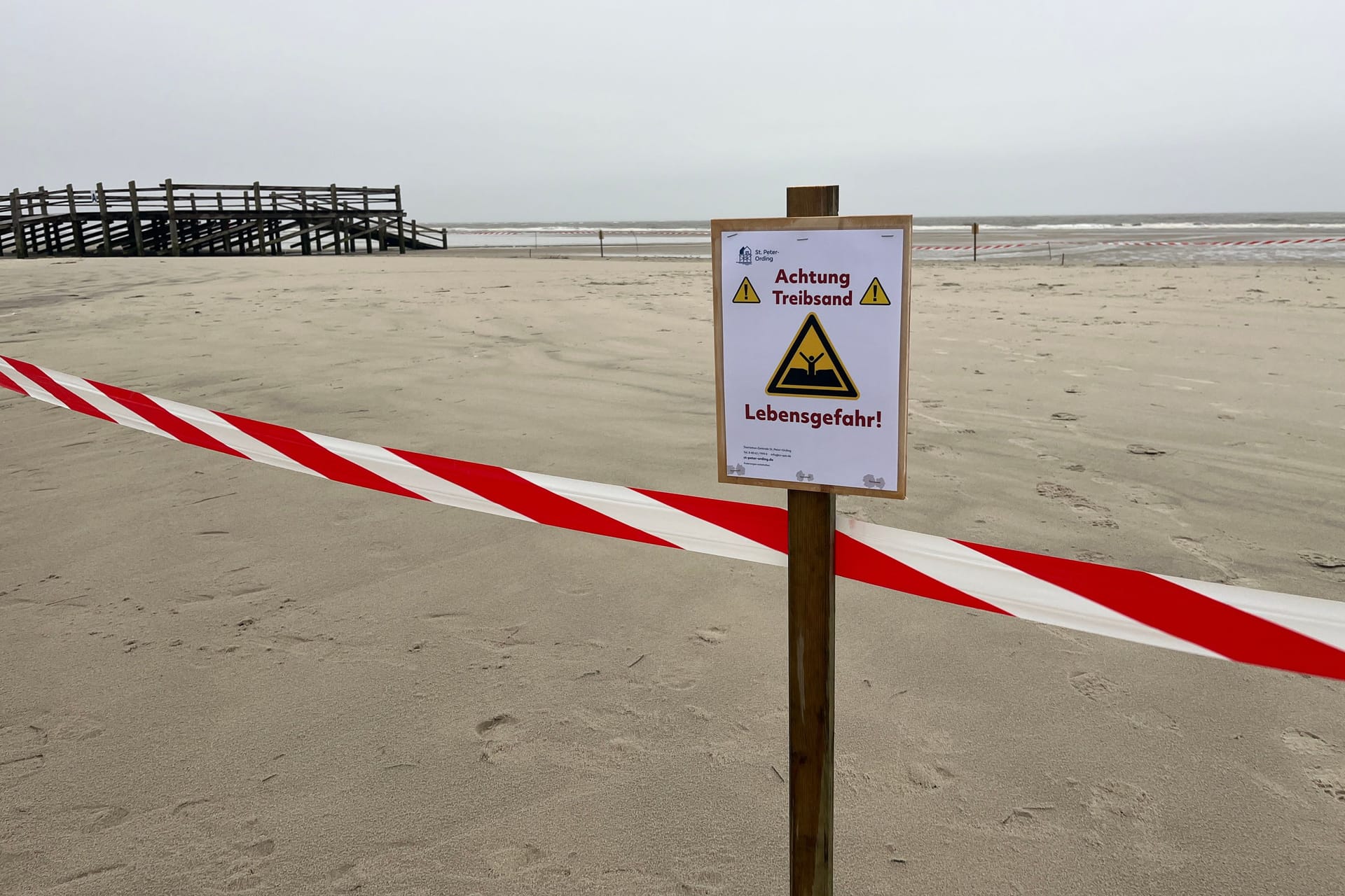 Abgesperrte Fläche am Strandabschnitt Bad von St. Peter-Ording: Hier sind gefährliche Treibsandlöcher entstanden.