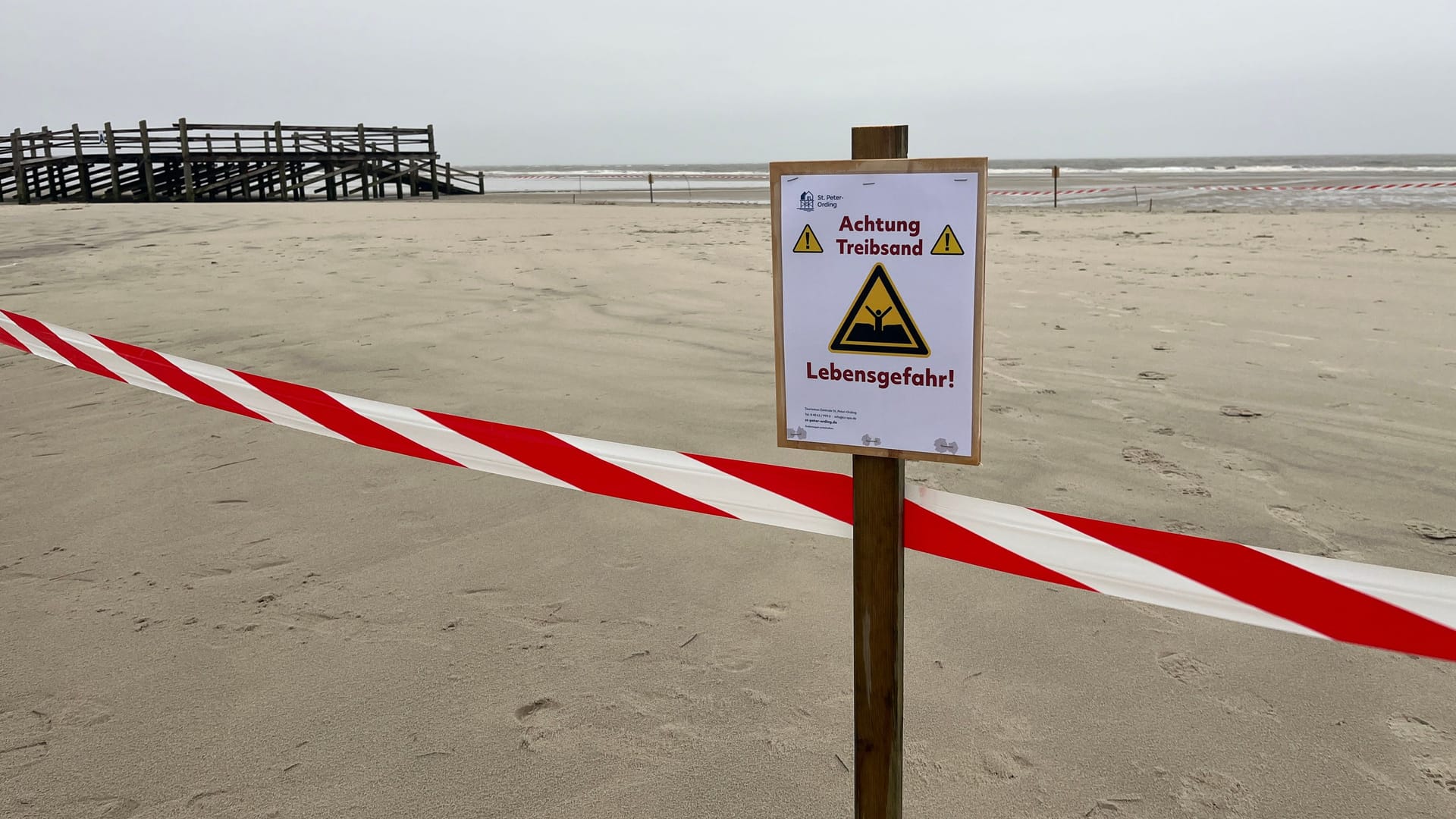 Abgesperrte Fläche am Strandabschnitt Bad von St. Peter-Ording: Hier sind gefährliche Treibsandlöcher entstanden.